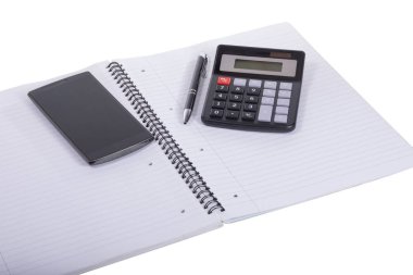 Açık defter kalem, hesap makinesi ve mobil ile