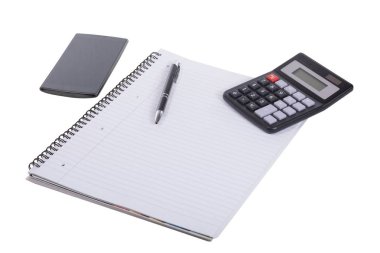 Defter, hesap makinesi ve üzerinde beyaz izole kalem