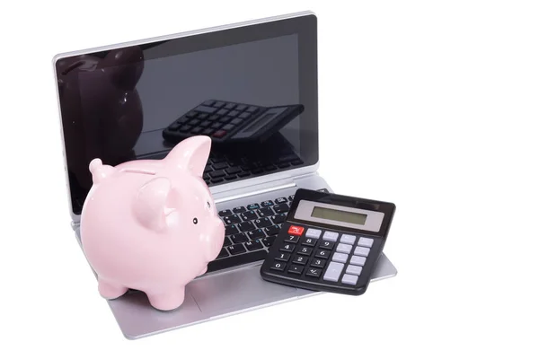 Laptop isolado com um banco porquinho e calculadora — Fotografia de Stock