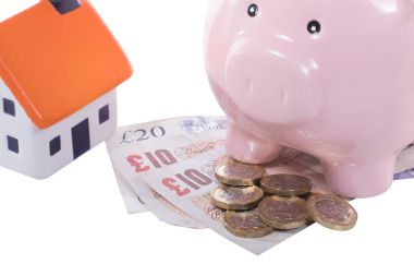 Lirası faturaları ve paralar bir kumbara ve ev ile