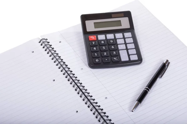 Notebook em branco com caneta e calculadora — Fotografia de Stock