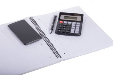 Açık defter kalem, hesap makinesi ve mobil ile