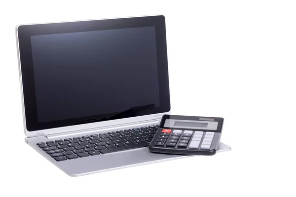 オープン ノート パソコン キーボード上の電卓 — ストック写真