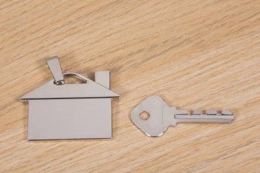 Etiketi ve anahtar şeklinde gümüş evi