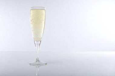 Düz arka plan karşı şampanya ile cam