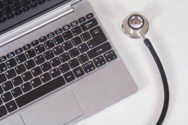 Doktor stetoskop ve bilgisayar dizüstü klavye