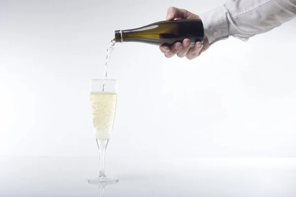 Man gieten een fluit van champagne — Stockfoto