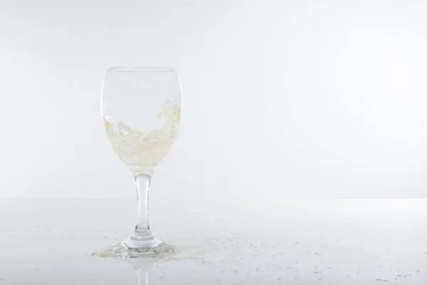 Хрустящее шампанское, плескающееся в бокал вина — стоковое фото