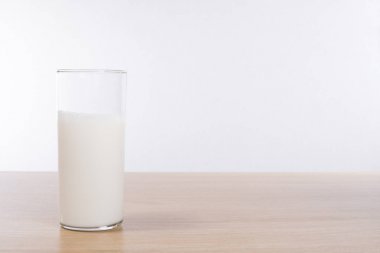 Cam masa üzerinde duran süt ile