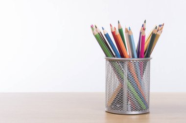 Sepetteki renkli kalem boya kalemleri topluluğu