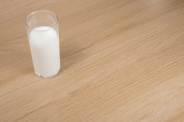 Verre de lait sur table en bois — Photo