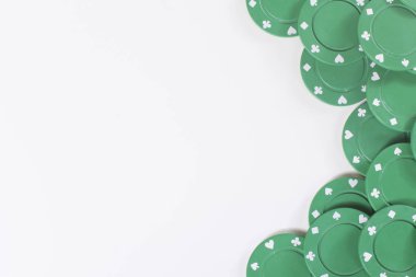 Yeşil casino chips kumar kenarlığını yan
