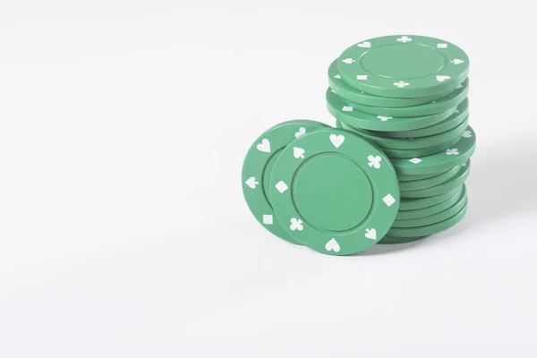 Kumar için yeşil casino fişleri yığını — Stok fotoğraf