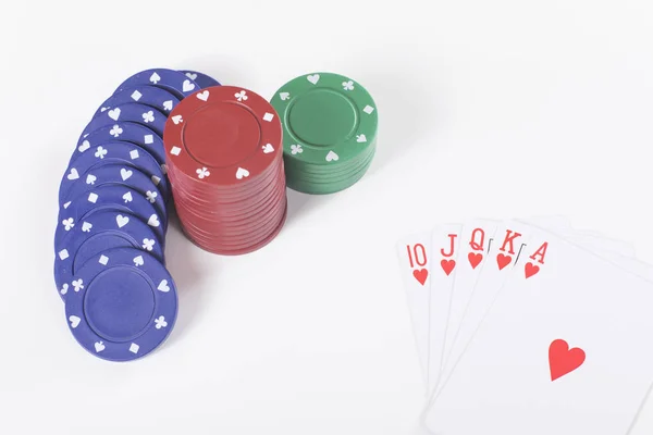 Casino fişi kazanan bir poker el ile yığılmış — Stok fotoğraf
