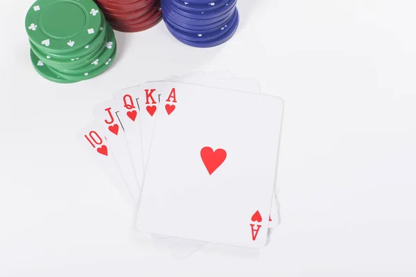 Yeşil, kırmızı ve Mavi poker kartları ile cips. — Stok fotoğraf