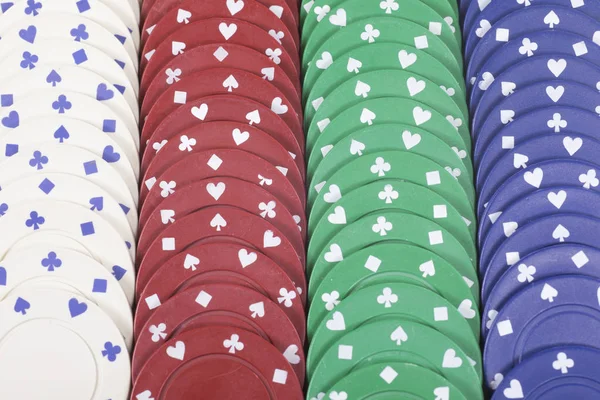Satır casino chipi renkli arka plan — Stok fotoğraf