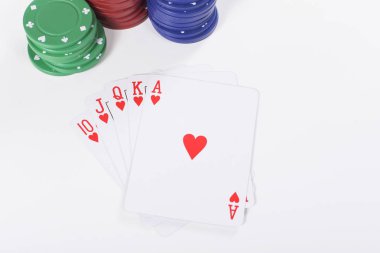 Yeşil, kırmızı ve Mavi poker kartları ile cips.