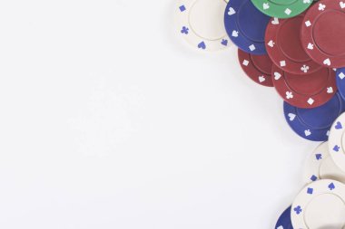 Yan sınır oluşturan çeşitli kumar fişleri