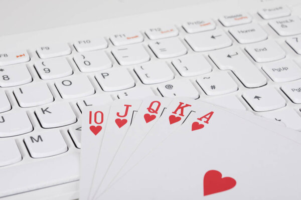 Игральные карты лежат на клавиатуре компьютера
