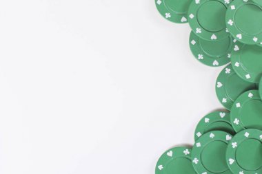 Yeşil casino chips kumar kenarlığını yan