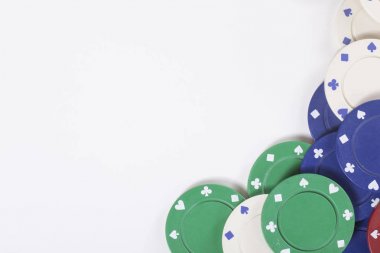 Bir köşe kenar boşluğunda renkli casino yığını yongaları