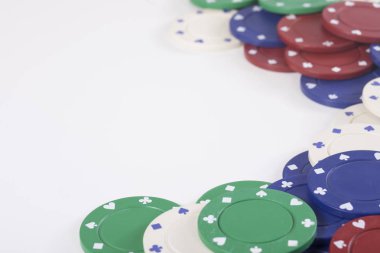Casino fişi düşük açılı görünümü'nde yığılmış