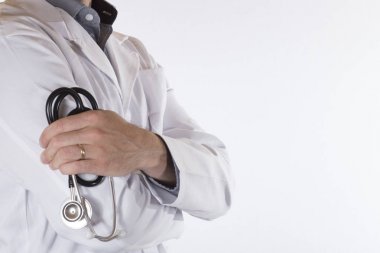Sarmal bir stetoskop elinde tutan doktor
