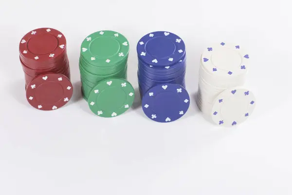 Kırmızı, yeşil, mavi ve beyaz poker fişleri — Stok fotoğraf