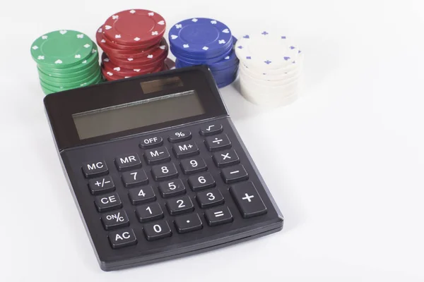 Montones de fichas de póquer y calculadora grande —  Fotos de Stock