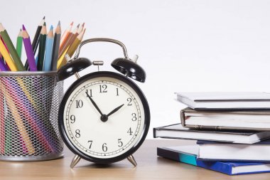 Öğrenmek için saat, kalemler ve okul kitapları zaman