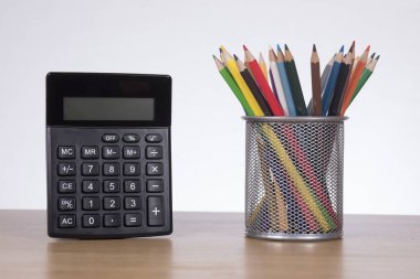 Kalemler ve hesap makinesi ile eğitim kavramı