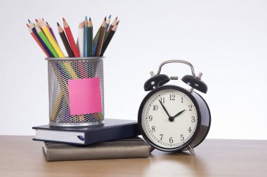 Konteyner ile ilgili kitaplar saati tarafından ayakta kalemleri