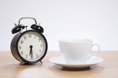 Kahve fincanı bekliyor çalar saat