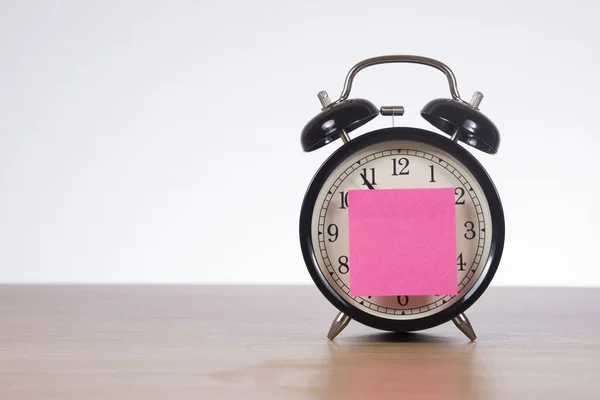 Alarm clock with sticky note — Stock Photo, Image