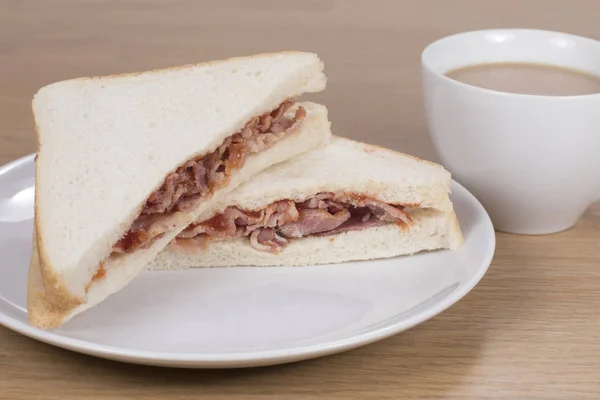 Kahve plaka etli sandviç — Stok fotoğraf