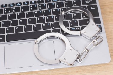 Kelepçe veya bir dizüstü bilgisayar üzerinde kelepçe