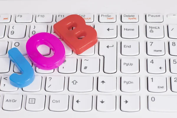 Bilgisayar klavyesindeki renkli iş mektupları — Stok fotoğraf