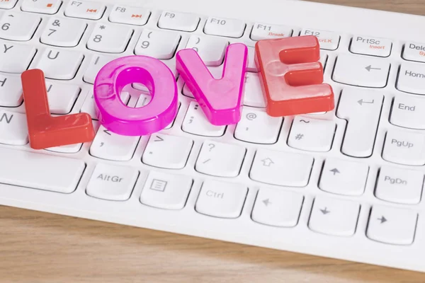 Slovo láska přes klávesnici počítače — Stock fotografie