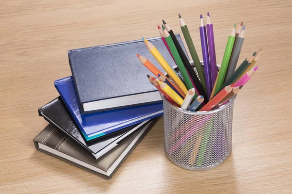 Stapel von Planern mit Buntstiften im Ständer — Stockfoto