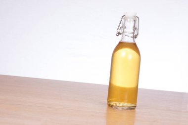 Şeffaf cam kolu şişede ev yapımı bira