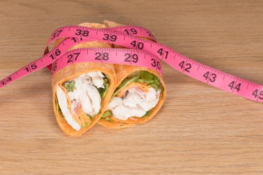 Tavuk salata şal ve ölçüm bandı diyet kavramı