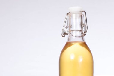 Beyaz kopya alanı cam kolu şişe bira