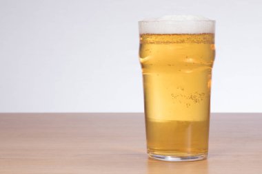 NET bardak bira bira kopya alanı ahşap tablo