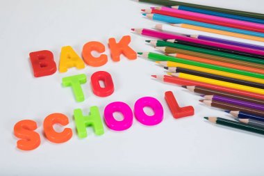 Geri okul alfabesinde geçerli olan harfleri ve renkli kalemler