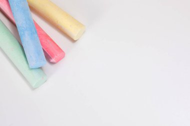 Renkli tebeşir closeup kopya alanı ile sopa