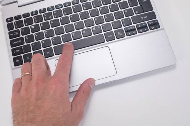 Laptop klavye üzerinde boşluk tuşuna basarak kişi