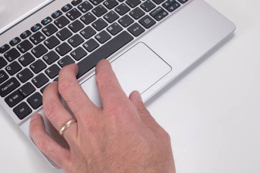 El üstünde laptop klavye pad izleme yakınlaştırma
