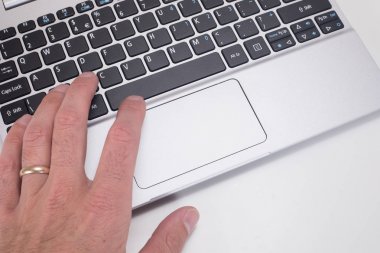 Laptop klavye kullanarak halka ile insan eli