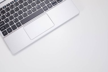 Dizüstü bilgisayar klavye ve beyaz kopya alanı