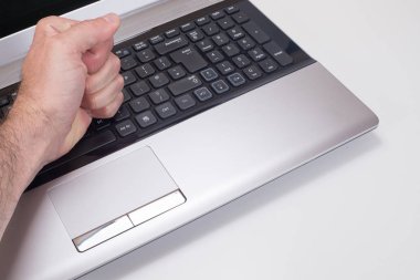 Hayal kırıklığına uğramış kişiler el laptop klavye isabet